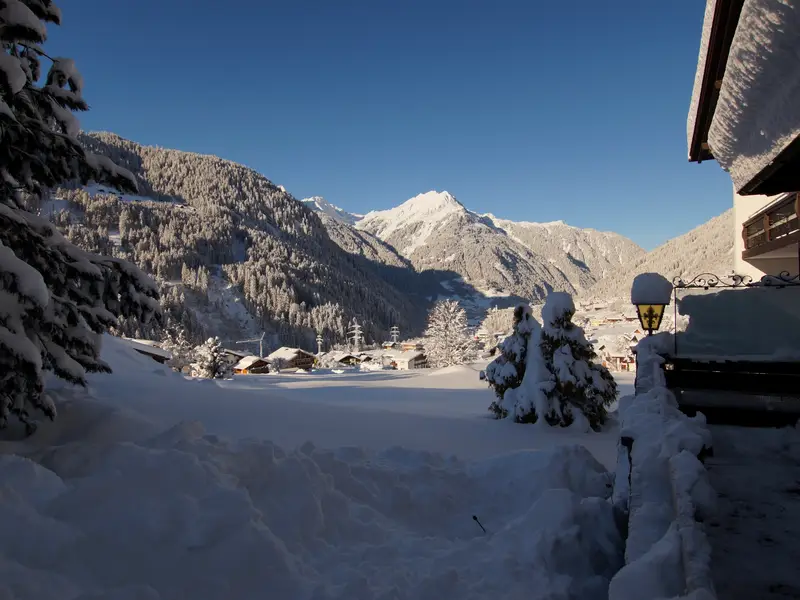 Blick vom Haus Matschun über das verschneite Tal
